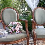 fauteuils velours vert olivier avec bouquet de mariée rond et support des alliances